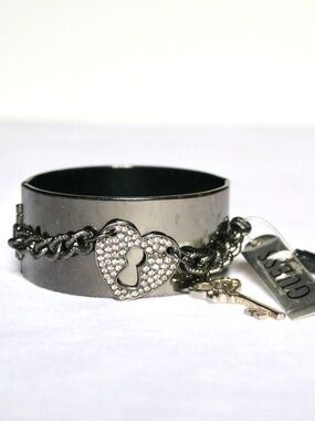 NWT GUESS Hinged Bracelet Cuff Rhinestone Heart Key Chain Grey Gun Metal